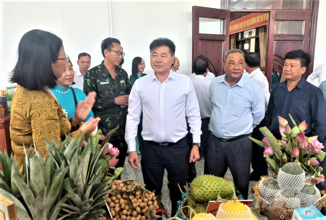 Director of the National Agricultural Extension Center Le Quoc Thanh (white shirt) and delegates visited a booth displaying Hau Giang's typical agricultural products produced from agricultural extension models. Photo: Trung Chanh.