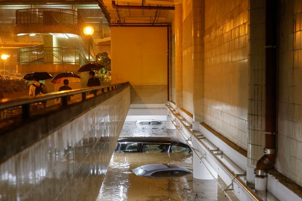 Một hầm để xe ở Hong Kong bị ngập sâu trong trận mưa tối 7/9. Ảnh: Reuters.