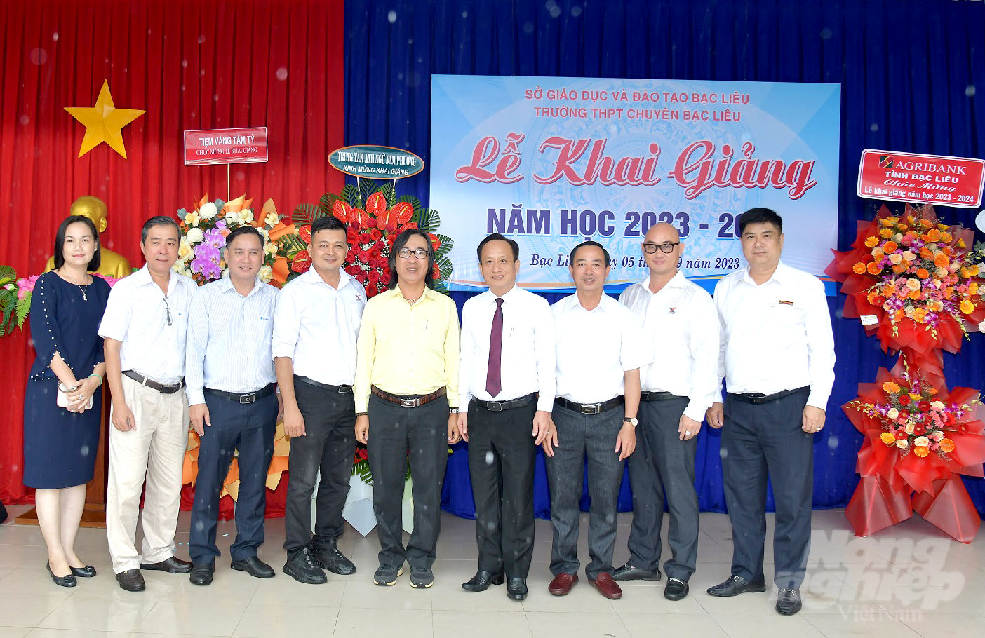 Mr. Pham Van Thieu, Chairman of Bac Lieu Provincial People's Committee (fourth from the right) took a commemorative photo with representatives of Vietnam Agriculture News and some officials and employees of GrowMax Group on the opening day of the new school year at Bac Lieu High School for the Gifted. Photo: Kieu Trang.