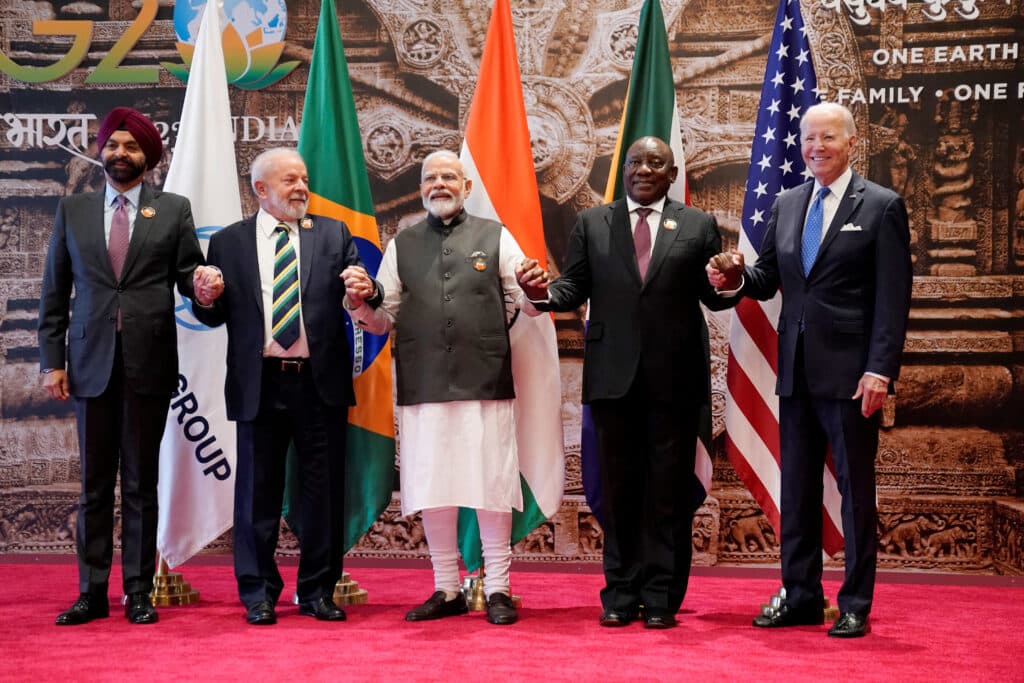 Chủ tịch Ngân hàng Thế giới Ajay Banga, Tổng thống Brazil Luiz Inacio Lula da Silva, Thủ tướng Ấn Độ Narendra Modi, Tổng thống Nam Phi Cyril Ramaphosa và Tổng thống Mỹ Joe Biden tại Hội nghị thượng đỉnh G20, ở New Delhi, Ấn Độ ngày 9/9. Ảnh: AP.