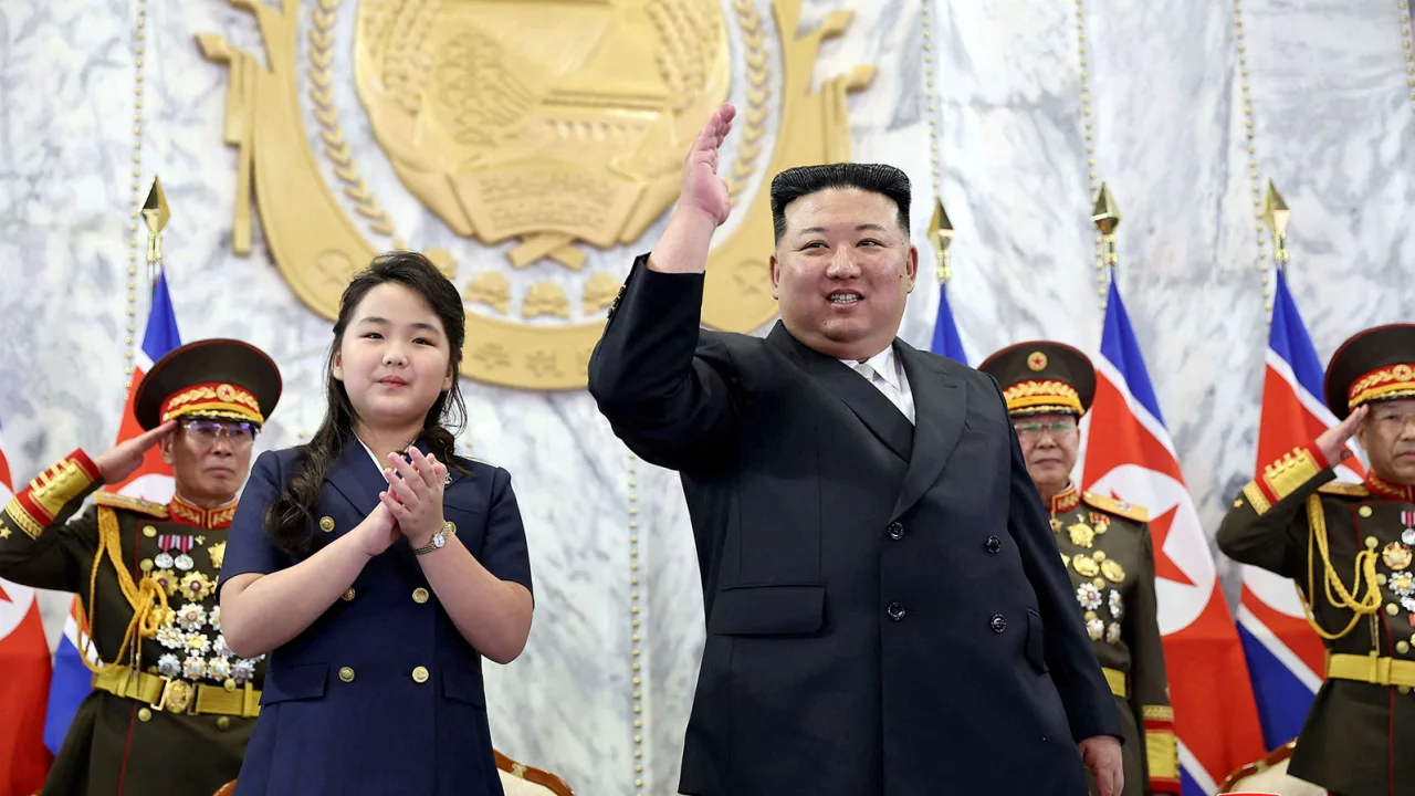 Nhà lãnh đạo Triều TIên Kim Jong-un cùng con gái Kim Ju-ae tại lễ kỷ niệm 75 năm Quốc khánh tối 8/9. Ảnh: KCNA.