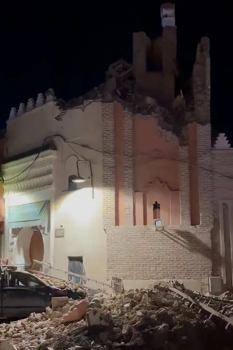 Một tòa nhà sụp đổ hoàn toàn sau trận động đất tại Marrakesh. Ảnh: AFP. 