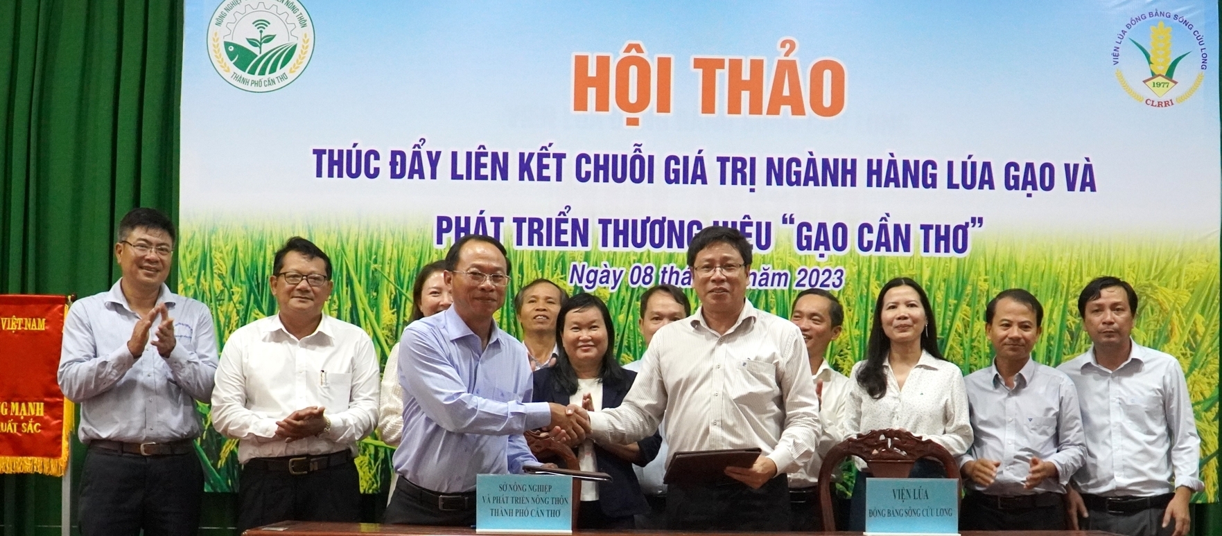 Sở NN-PTNT TP Cần Thơ và Viện Lúa ĐBSCL ký kết hợp tác trong những giai đoạn tiếp theo. Ảnh: Kim Anh.