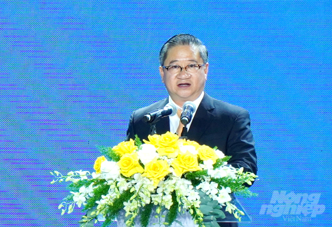 Chủ tịch UBND TP Cần Thơ Trần Việt Trường phát biểu tại buổi lễ. Ảnh: Lê Hoàng Vũ.