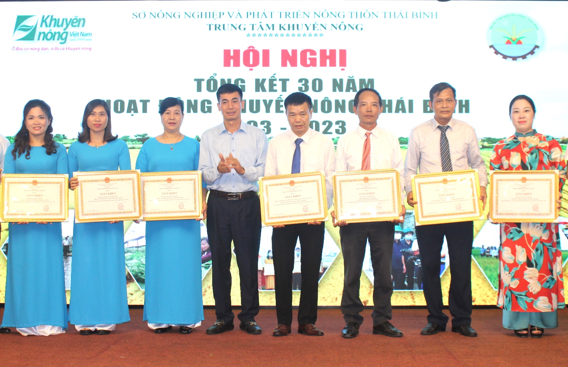Mr. Hoang Van Hong, Deputy Director of the National Agricultural Extension Center awarded the certificate of merit from the Director of the National Agricultural Extension Center to collectives and individuals of the Thai Binh agricultural extension system who have had excellent achievements in activities. Photo: Trung Quan.