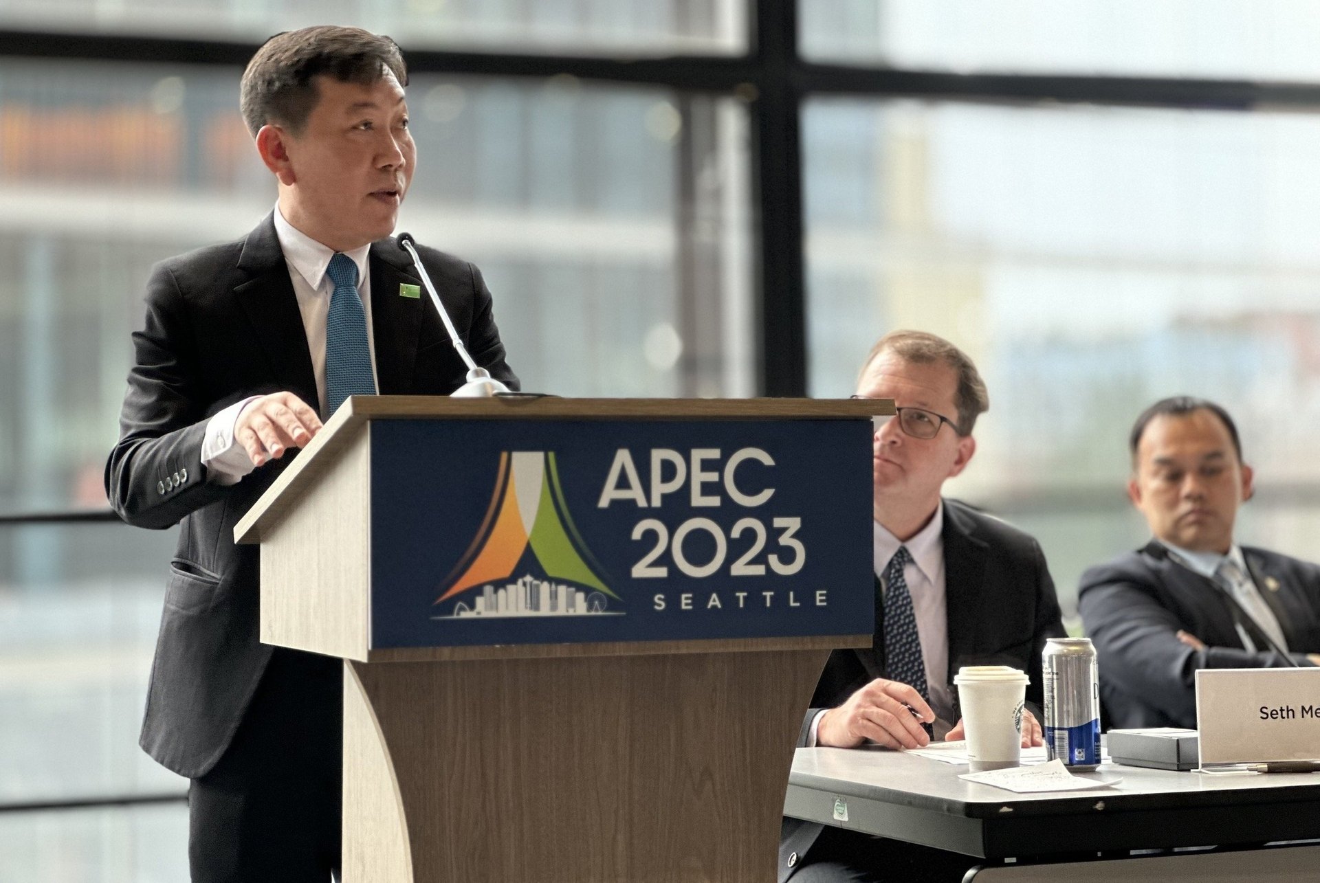 Vụ trưởng Vụ Hợp tác Quốc tế Nguyễn Đỗ Anh Tuấn (bìa trái) phát biểu tại một hội nghị bên lề Hội nghị các Bộ trưởng APEC 2023 ở Seattle.