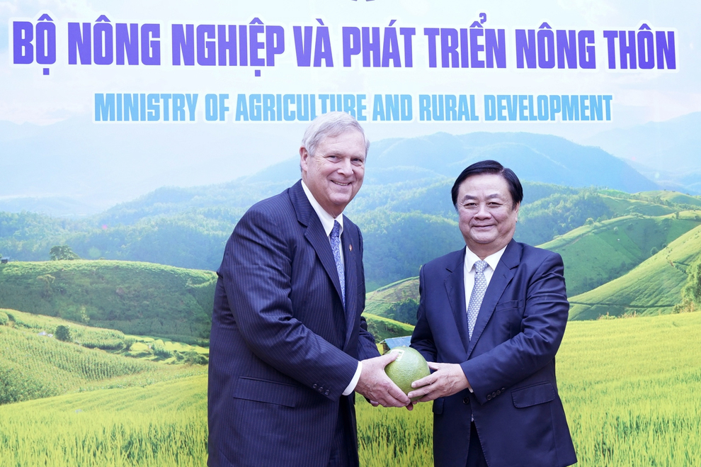 Minister Le Minh Hoan held talks with US Secretary of Agriculture Thomas J. Vilsack and presented his US counterpart a green-skinned grapefruit as a souvenir. Photo: Linh Linh.