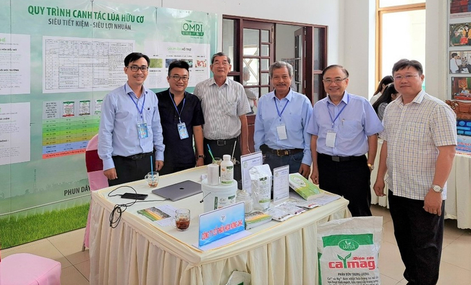 Anh Nguyễn Đăng Khoa (Công ty Cổ phần Hóa nông AHA, đứng thứ hai từ trái sang) cùng ông Hồ Quang Cua - tác giả giống lúa ST25 (thứ ba từ trái sang) và các nhà khoa học, quản lý trao đổi về phun khoáng bằng dây bay.