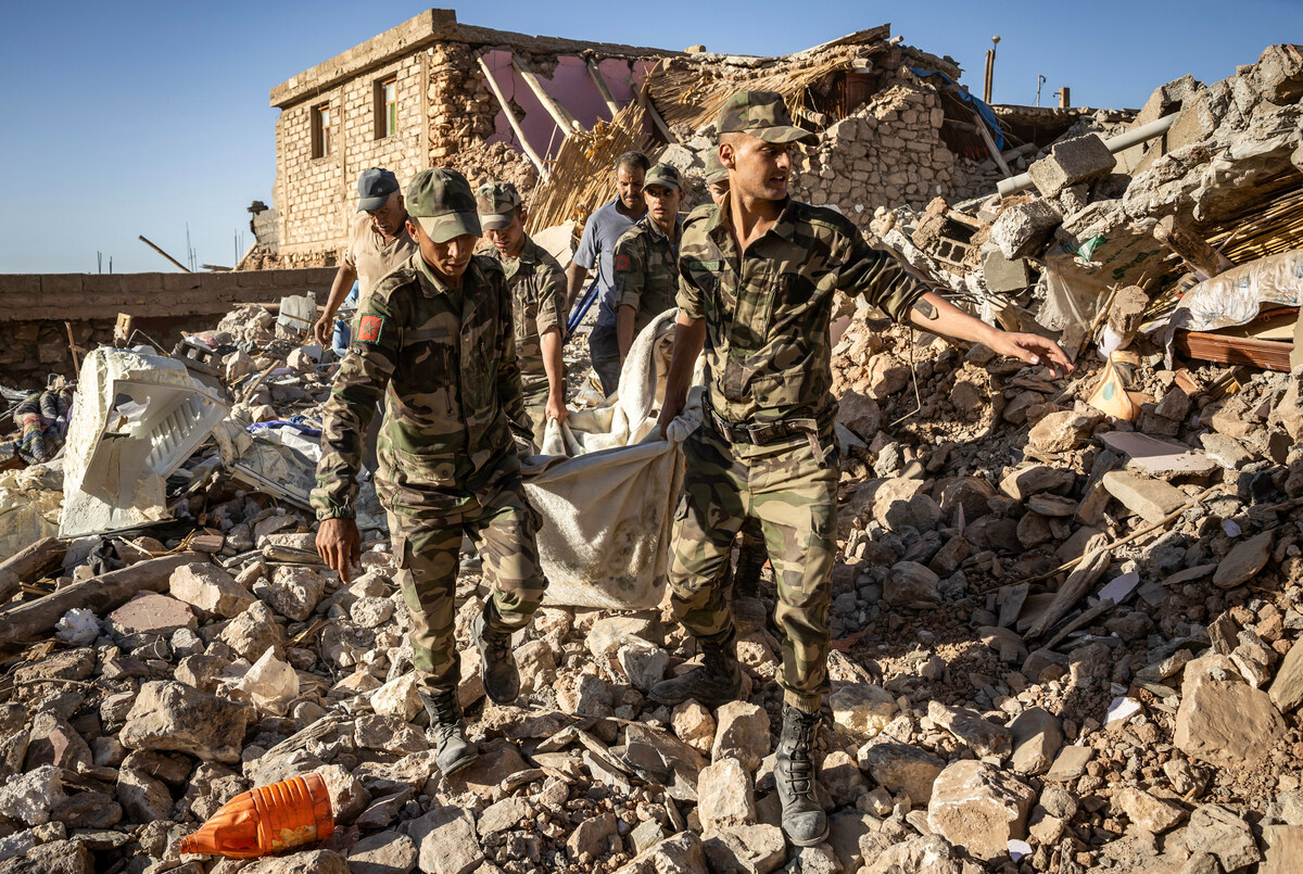 Lực lượng vũ trang Hoàng gia Morocco thực hiện công tác cứu hộ tại khu vực đổ nát do động đất ở ngôi làng miền núi Tafeghaghte, tây nam thành phố Marrakesh ngày 9/9. Ảnh: AFP.