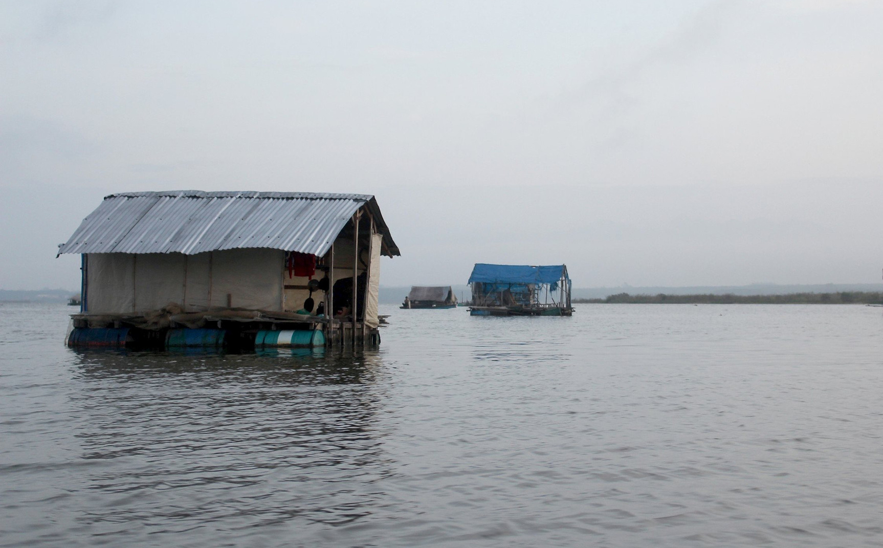 Vào mùa mưa nước sông La Ngà dâng cao chảy vào hồ Biển Lạc, người dân nuôi trồng thủy sản. Ảnh: KH.