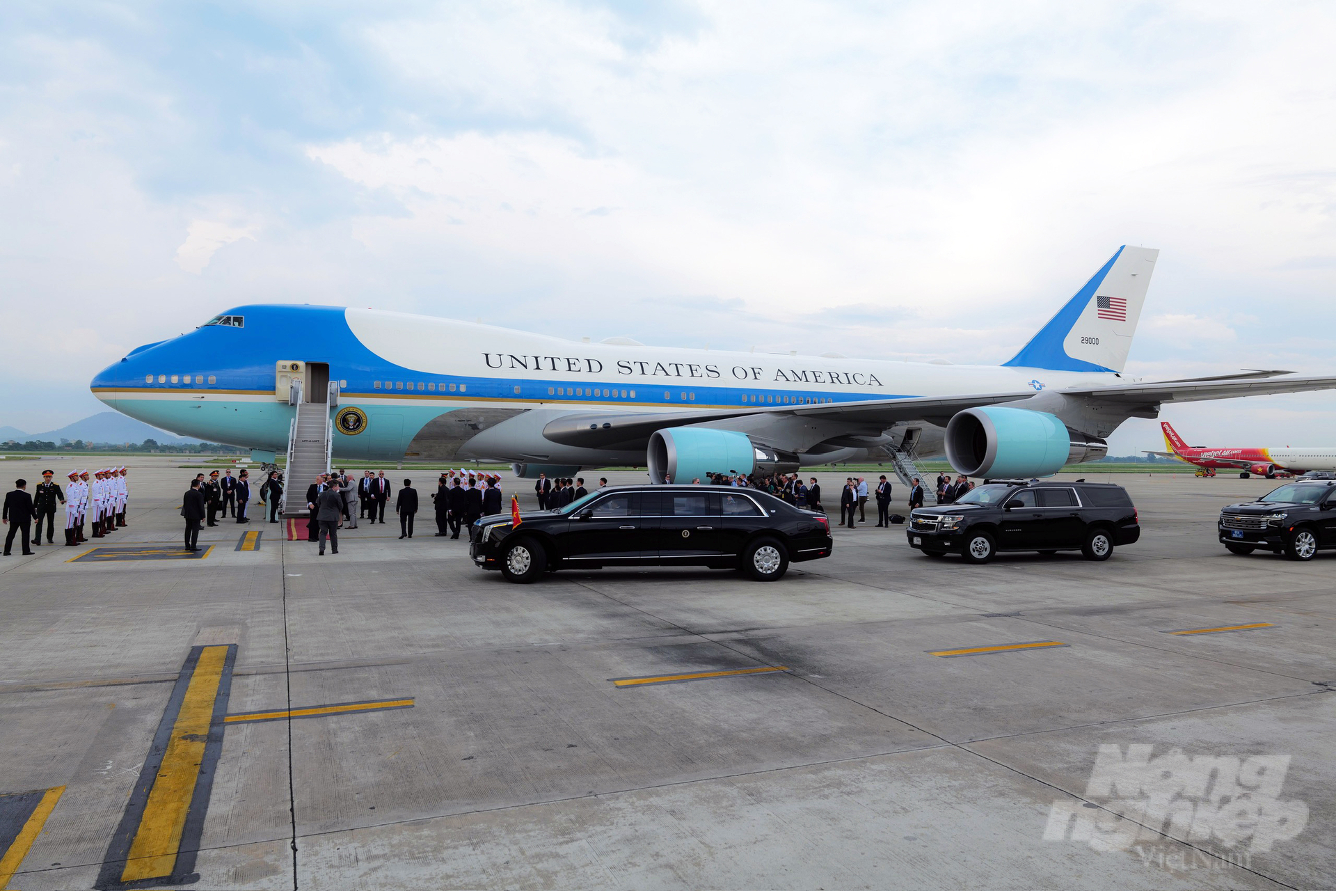 Dự kiến, Tổng thống Joe Biden cùng đoàn tháp tùng sẽ di chuyển từ sân bay Nội Bài về Phủ Chủ tịch để tham dự lễ đón cấp Nhà nước. Ảnh: Pool/Nông nghiệp Việt Nam.