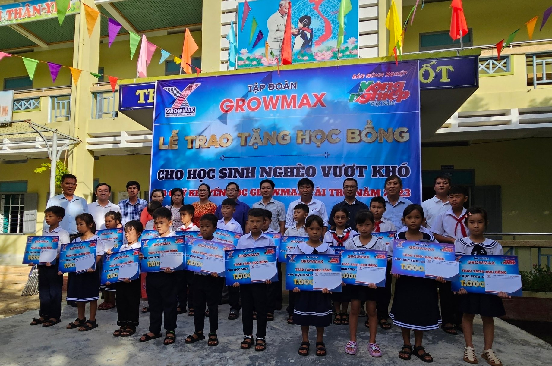 Quỹ khuyến học GrowMax đã 20 suất học bổng tại Trường Tiểu học Vạn Phước, huyện Vạn Ninh (Khánh Hòa). Ảnh: KS.