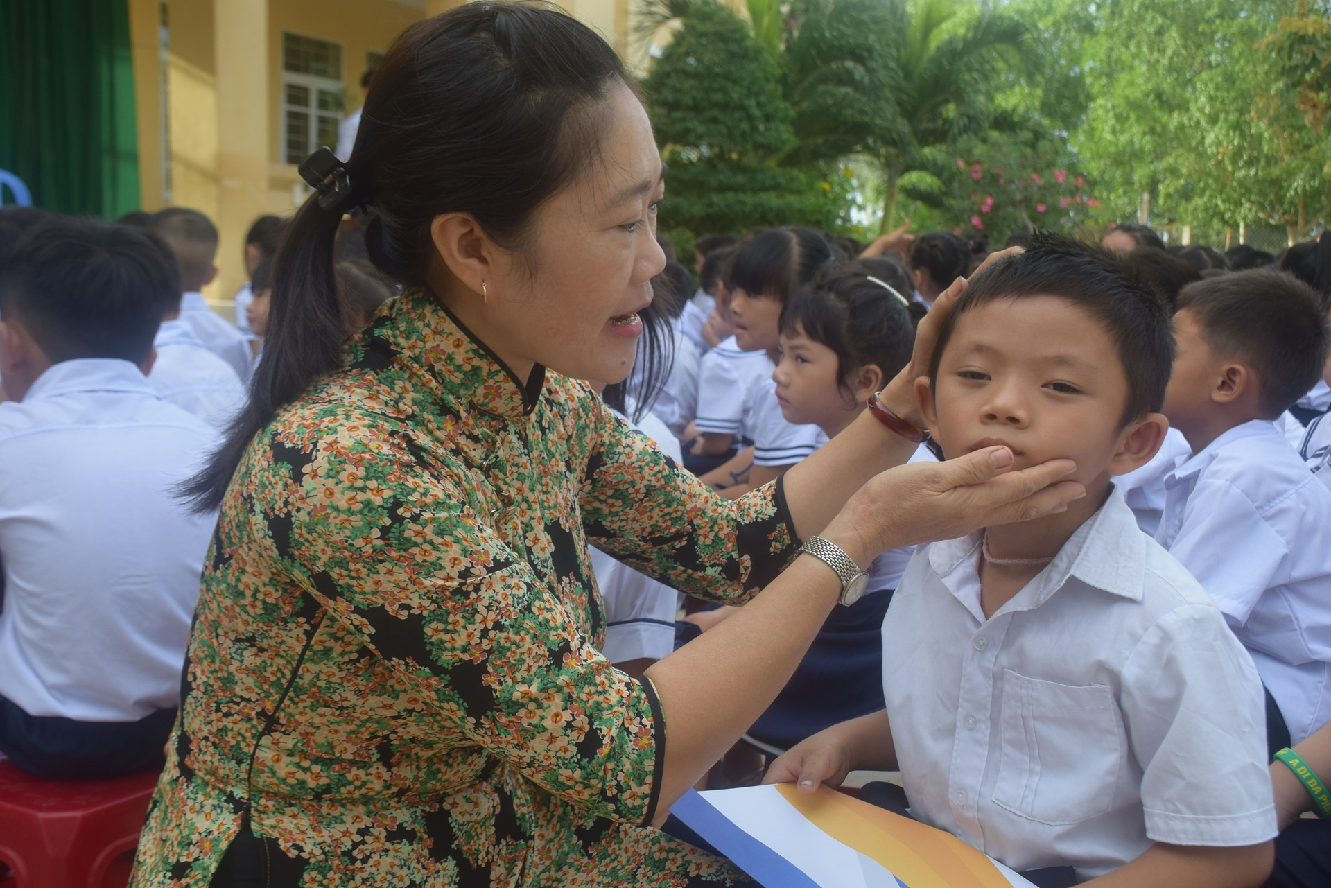 Cô giáo Huỳnh Thị Kim Cúc cùng chú Trần Ngọc Anh tại lễ trao học bỗng. Ảnh: V.Đ.T.