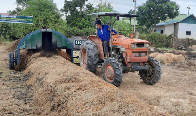 Demonstration of technology and equipment for producing organic fertilizer from straw at the training program. Photo: Cong Dien.