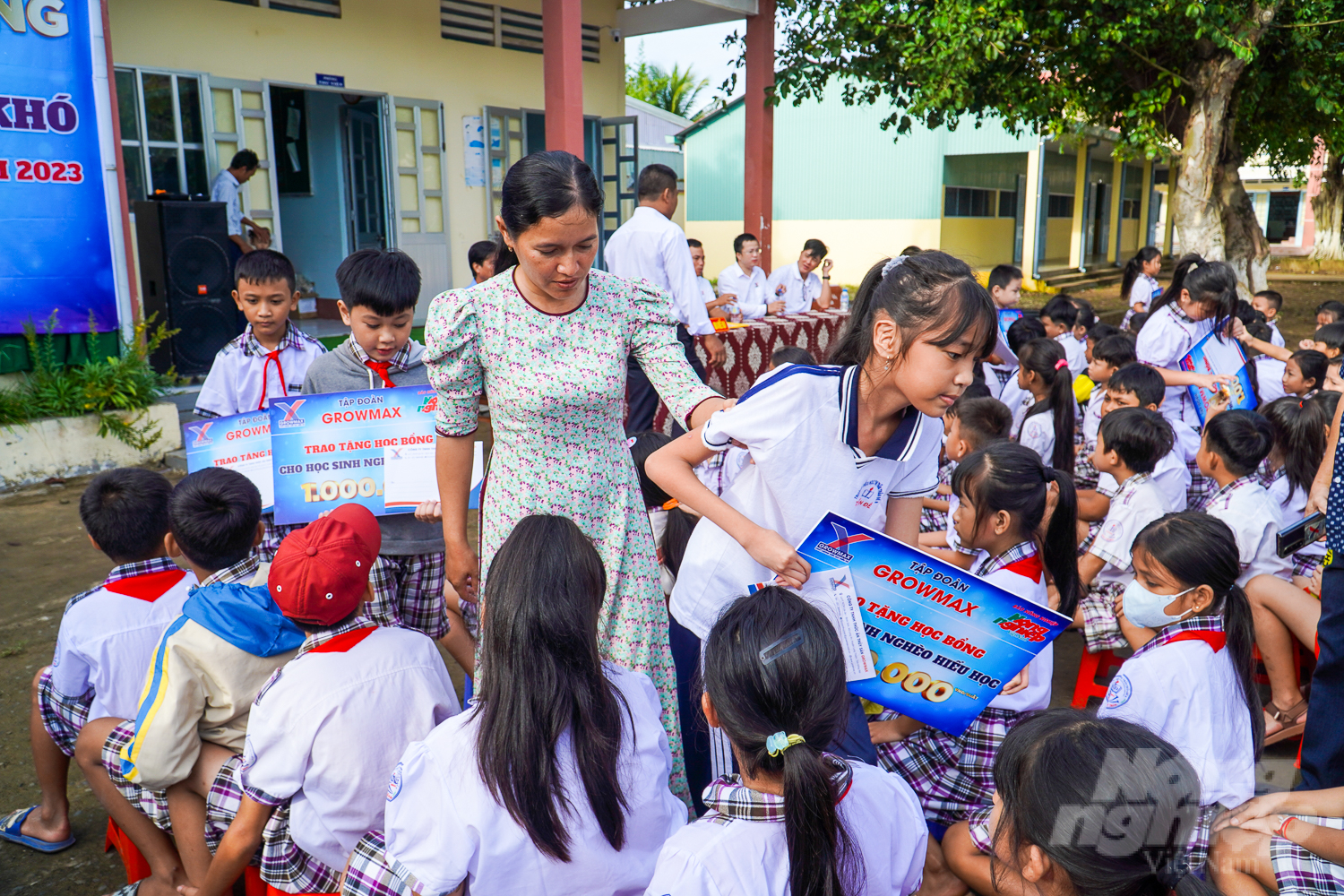 Hiểu được hoàn cảnh của Khả Ái, giáo viên và nhà trường Trường Tiểu học thị trấn Trần Đề B dành sự quan tâm đặc biệt. Nhận được thông tin hỗ trợ học bổng từ Tập đoàn GrowMax và Báo Nông nghiệp Việt Nam, trường ưu tiên chọn ngay Khả Ái vào danh sách với mong muốn hỗ trợ phần nào kinh phí để gia đình trang trải cuộc sống.