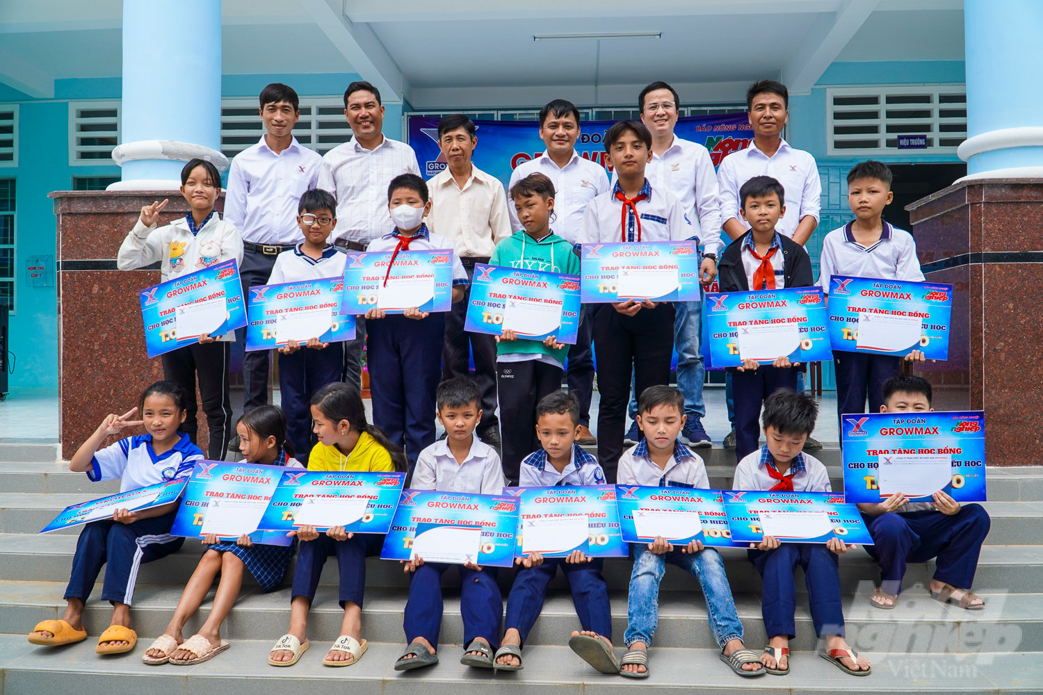 Trong ngày 11/9, Quỹ Khuyến học GrowMax đã trao tặng 150 suất học bổng tại 10 điểm trường trên địa bàn các huyện Trần Đề, Cù Lao Dung, Mỹ Xuyên và thị xã Vĩnh Châu của tỉnh Sóc Trăng.