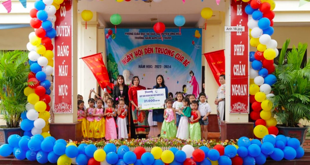 Đại diện Vinamilk trao tặng 21.600 hộp sữa Vinamilk ADM đến các em học sinh tại Trường Mầm non Cao Thành vào lễ khai giảng năm học mới.