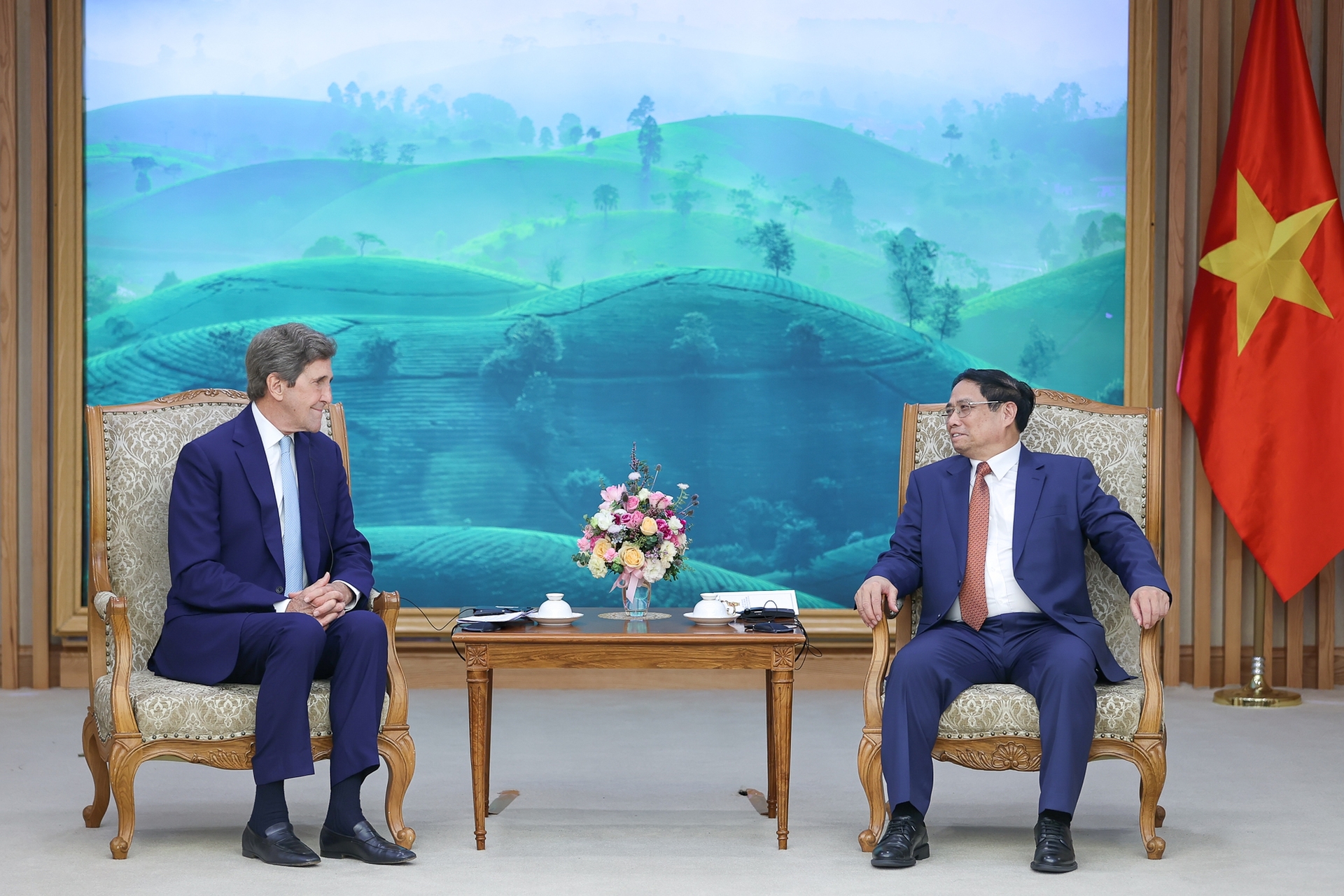 Energy cooperation is one of the contents discussed by Prime Minister Pham Minh Chinh during a meeting with the U.S. Special Presidential Envoy for Climate John Kerry.