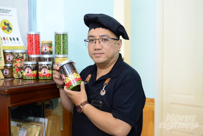 Anh Nam đang phối hợp cùng các doanh nghiệp trên địa bàn tỉnh Lâm Đồng nghiên cứu, sản xuất bánh quy từ vỏ cà phê. Ảnh: Minh Hậu.