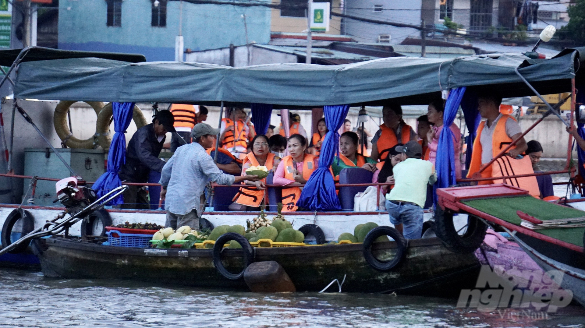 Cai Rang Floating Market (Can Tho) is one of the destinations that domestic and international tourists often experience when coming to the river area. Photo: Nguyen Thuy.