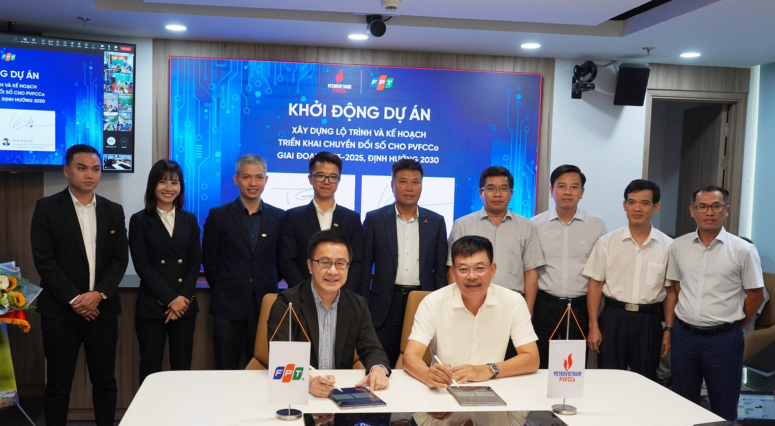 Ông Lê Cự Tân, Tổng giám đốc PVFCCo (bên phải) và ông Trần Huy Bảo Giang, Tổng giám đốc FPT Digital ký kết Dự án Tư vấn Chuyển đổi số toàn diện.