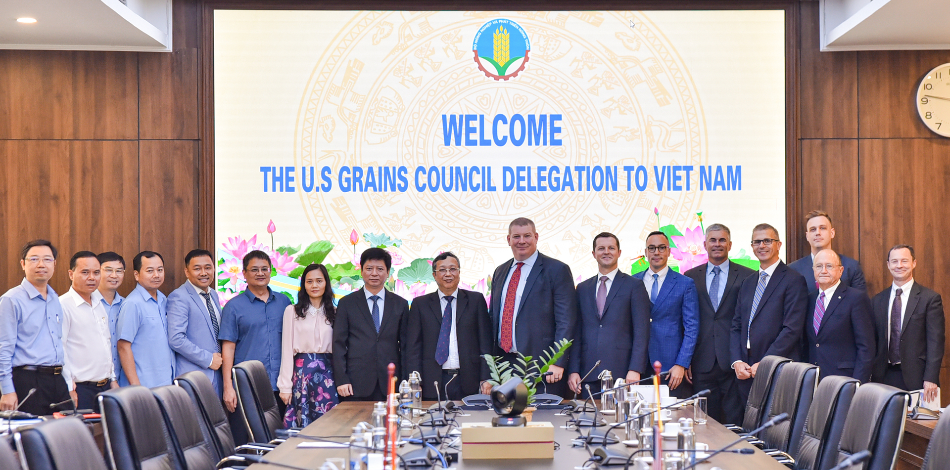 The meeting between MARD and the US Grain Council on September 11. Photo: Quynh Chi.