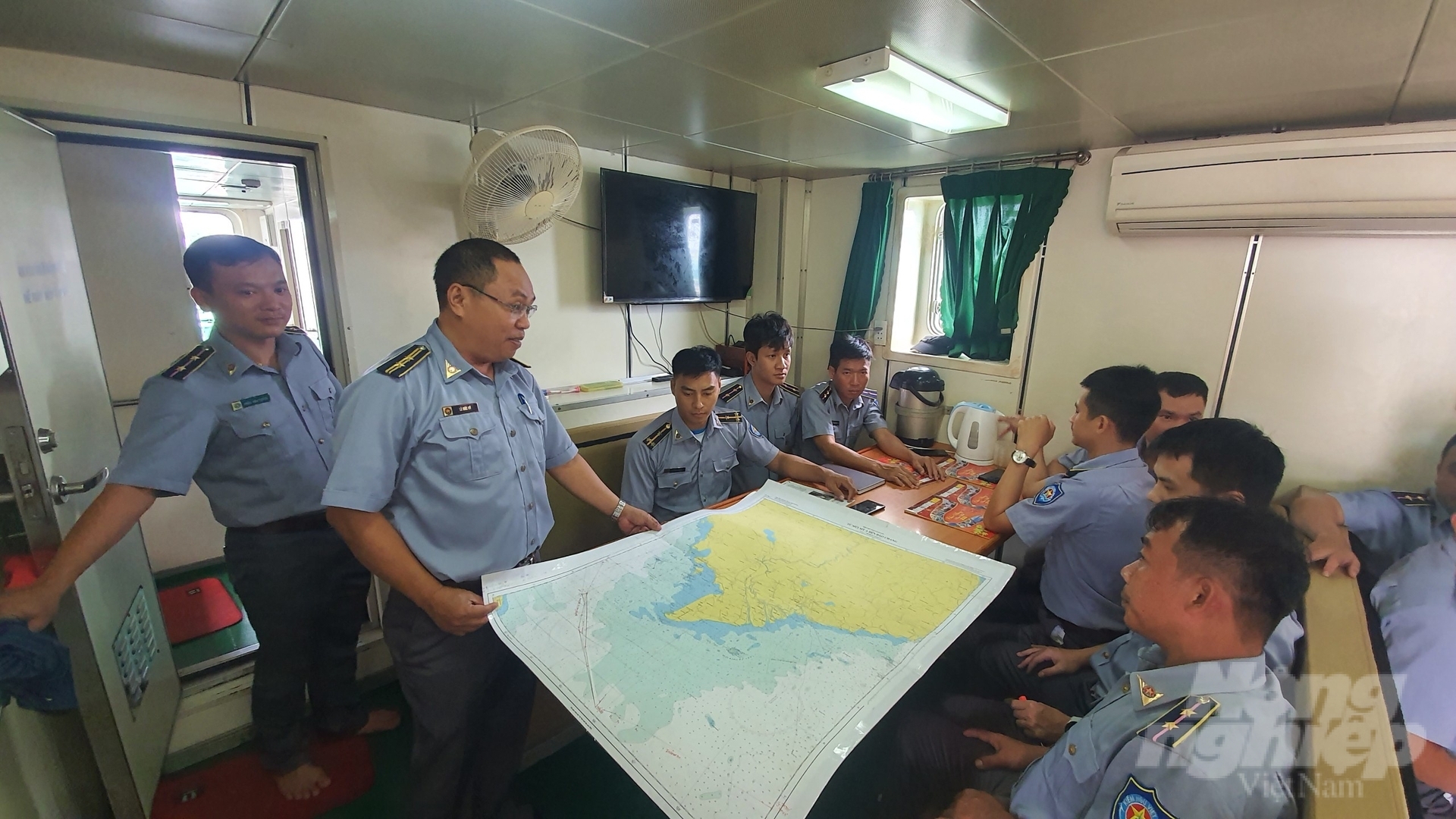 Exchange professional knowledge before the delegation departs. Photo: Huy Binh.