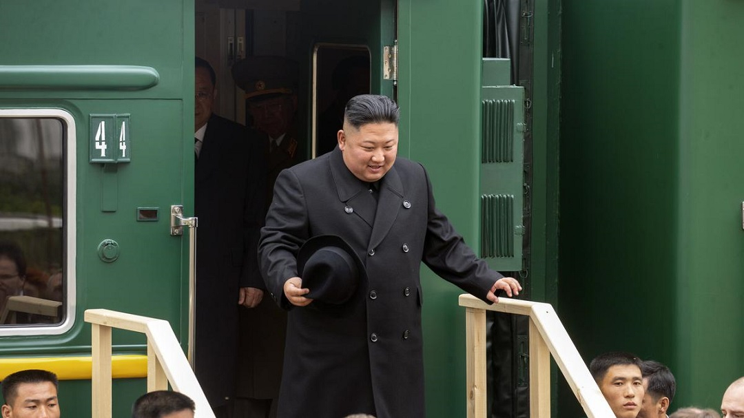 Ông Kim Jong-un xuống tàu ở thành phố Khasan, Nga hồi tháng 4/2019. Ảnh: AP.  