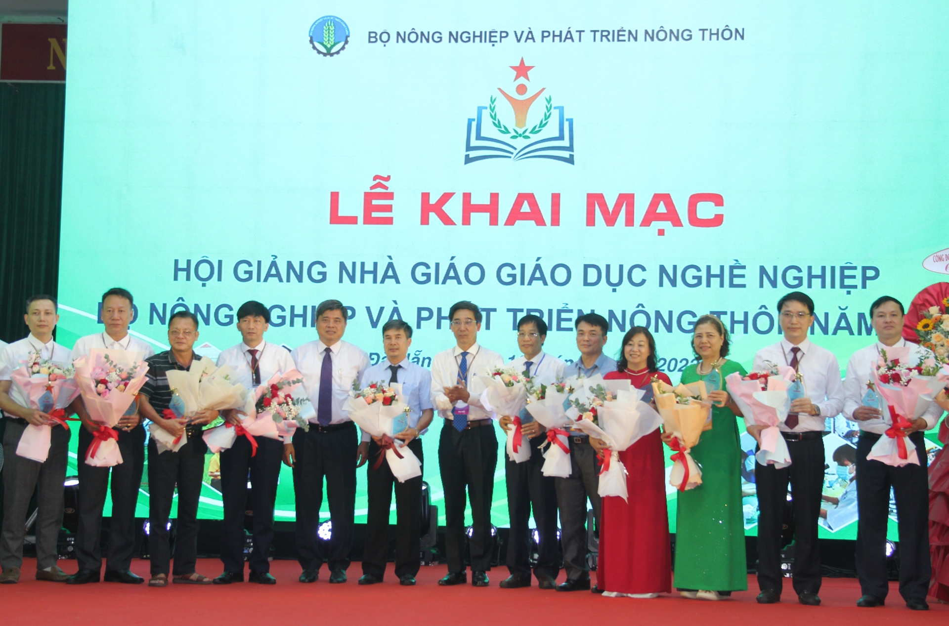 Leaders of Vocational Training Institutions receiving commemorative emblems from the Steering Committee of the Conference. Photo: L.K