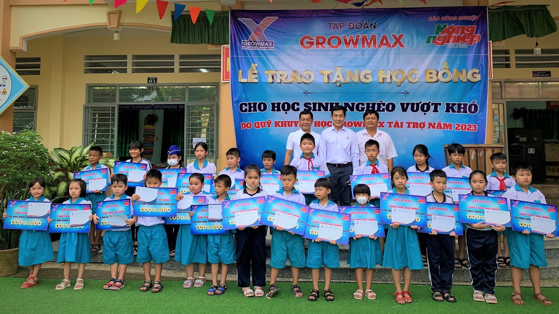 25 suất học bổng từ Quỹ khuyến học GrowMax đã được trao tại Trường Tiểu học Lộc An, huyện Long Thành, tỉnh Đồng Nai. Ảnh: Trần Phi.