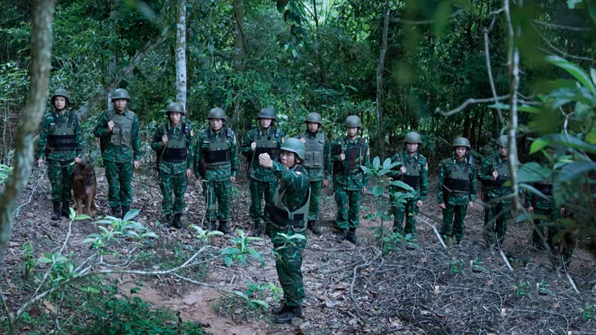 Chỉ huy thông báo phân đội của Trung bắt nhóm vận chuyển ma túy có vũ khí. Ảnh chụp màn hình