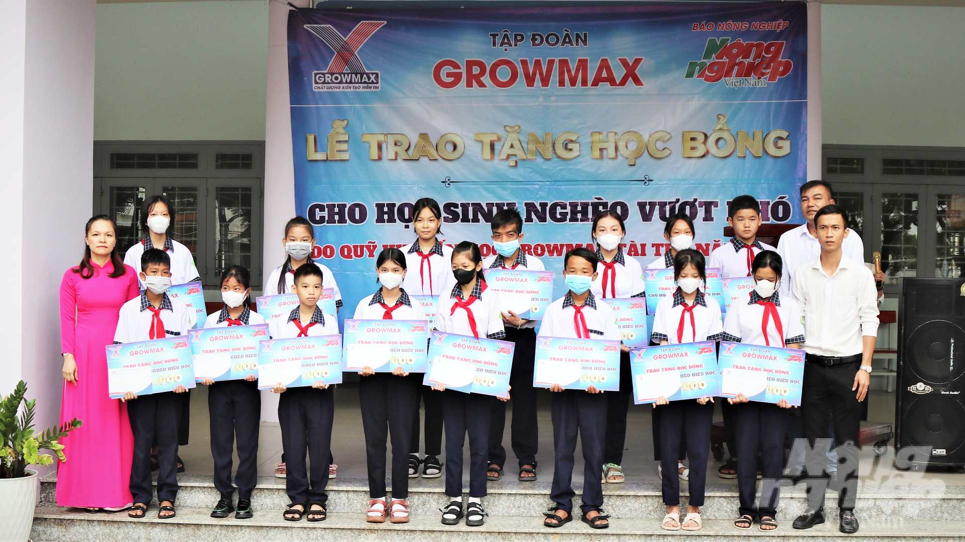 Công ty Thức ăn thủy sản GrowMax và Báo Nông nghiệp Việt Nam lan tỏa yêu thương đến học sinh nghèo vượt khó của tỉnh Đồng Nai. Ảnh: Trần Phi.