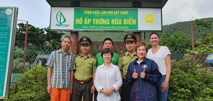 Đại diện Viện Kinh tế và Quy hoạch thủy sản và đoàn chuyên gia chụp ảnh lưu niệm cùng lực lượng kiểm lâm tại Trạm kiểm lâm Hòn Bảy Cạnh, Côn Đảo. 