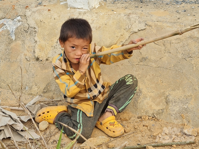 Trẻ nhỏ tại xã nghèo biên giới Mường Típ chịu nhiều thua thiệt. Ảnh: Quốc Toản.