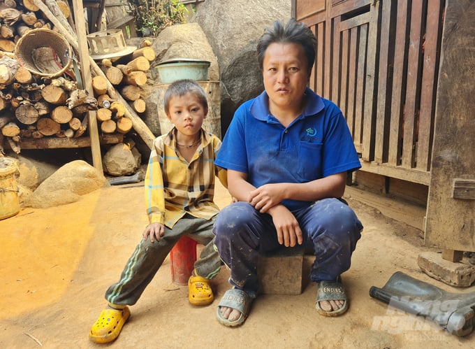 Cha con anh Và Bá Chư, hộ nghèo tại bản Phà Nọi. Ảnh: Việt Khánh.