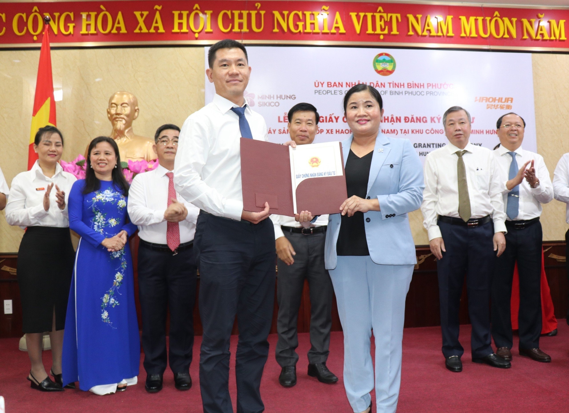 Chủ tịch UBND tỉnh Bình Phước Trần Tuệ Hiền trao giấy chứng nhận đầu tư cho chủ đầu tư Dự án Nhà máy sản xuất lốp xe Haohua Việt Nam. Ảnh: Bình Phước.