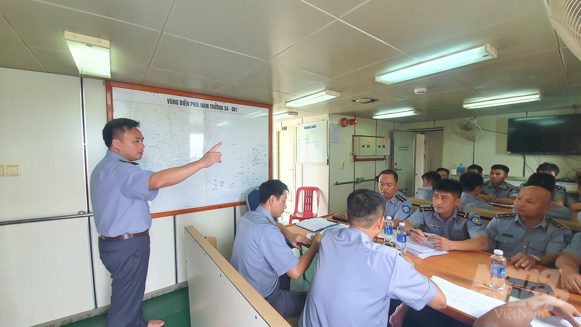 Mr. Nguyen Phu Quoc provides professional direction for the working group. Photo: Kien Trung.