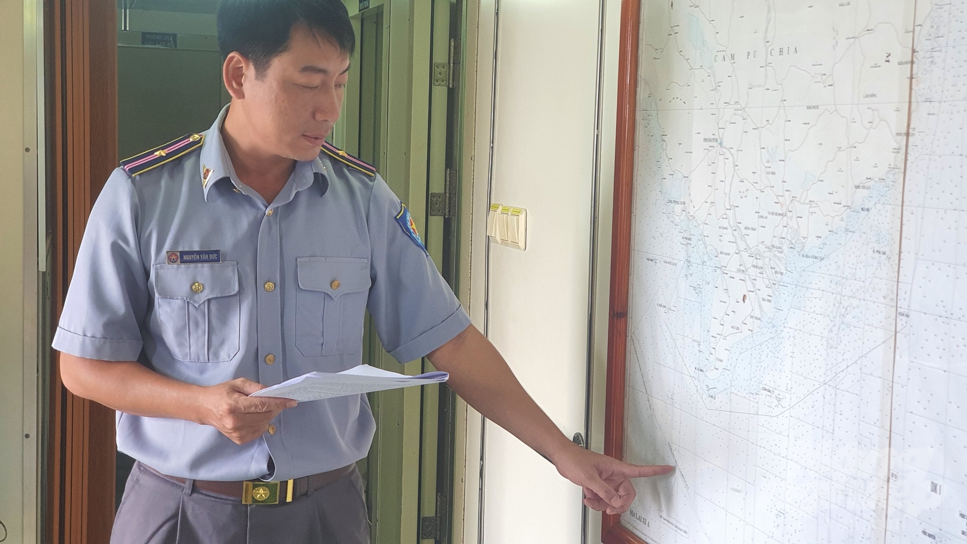 The captain of the KN 506 vessel reports the patrol plan. Photo: Huy Binh. 