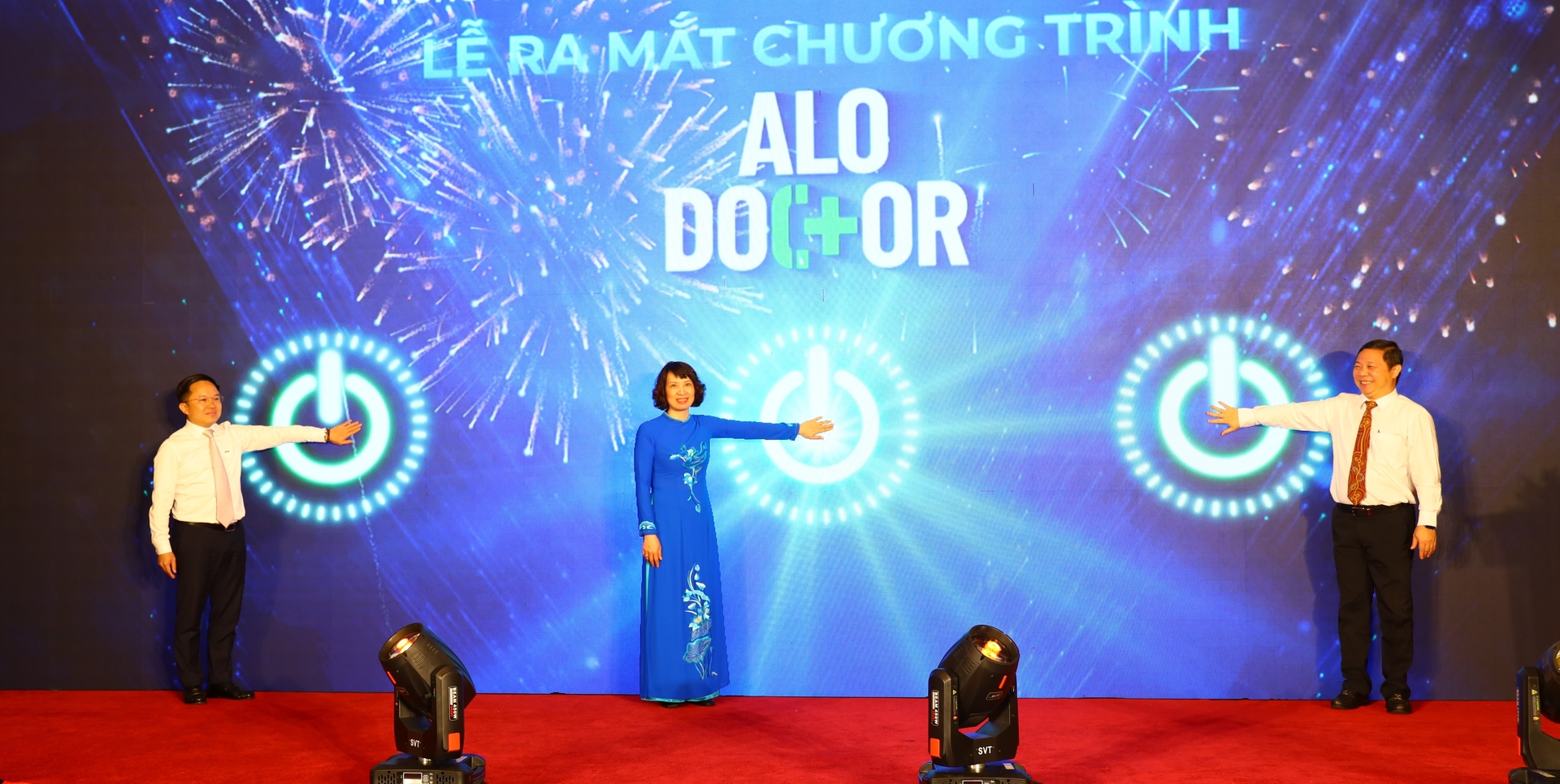 Thứ trưởng Bộ Y tế Nguyễn Thị Liên Hương, Phó Chủ tịch UBND TP Dương Anh Đức (phải) cùng Giám đốc Trung tâm truyền hình Việt Nam tại TPHCM Từ Lương (trái) tiến hành nghi thức ra mắt chương trình 'Alo Doctor'.