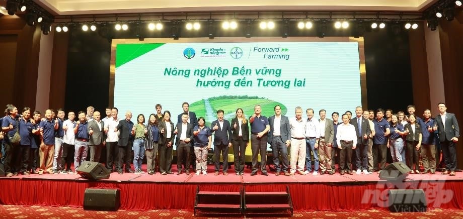 Công ty Bayer Việt Nam cùng các đối tác ra mắt dự án Forward Farming. Ảnh: Hồ Thảo.