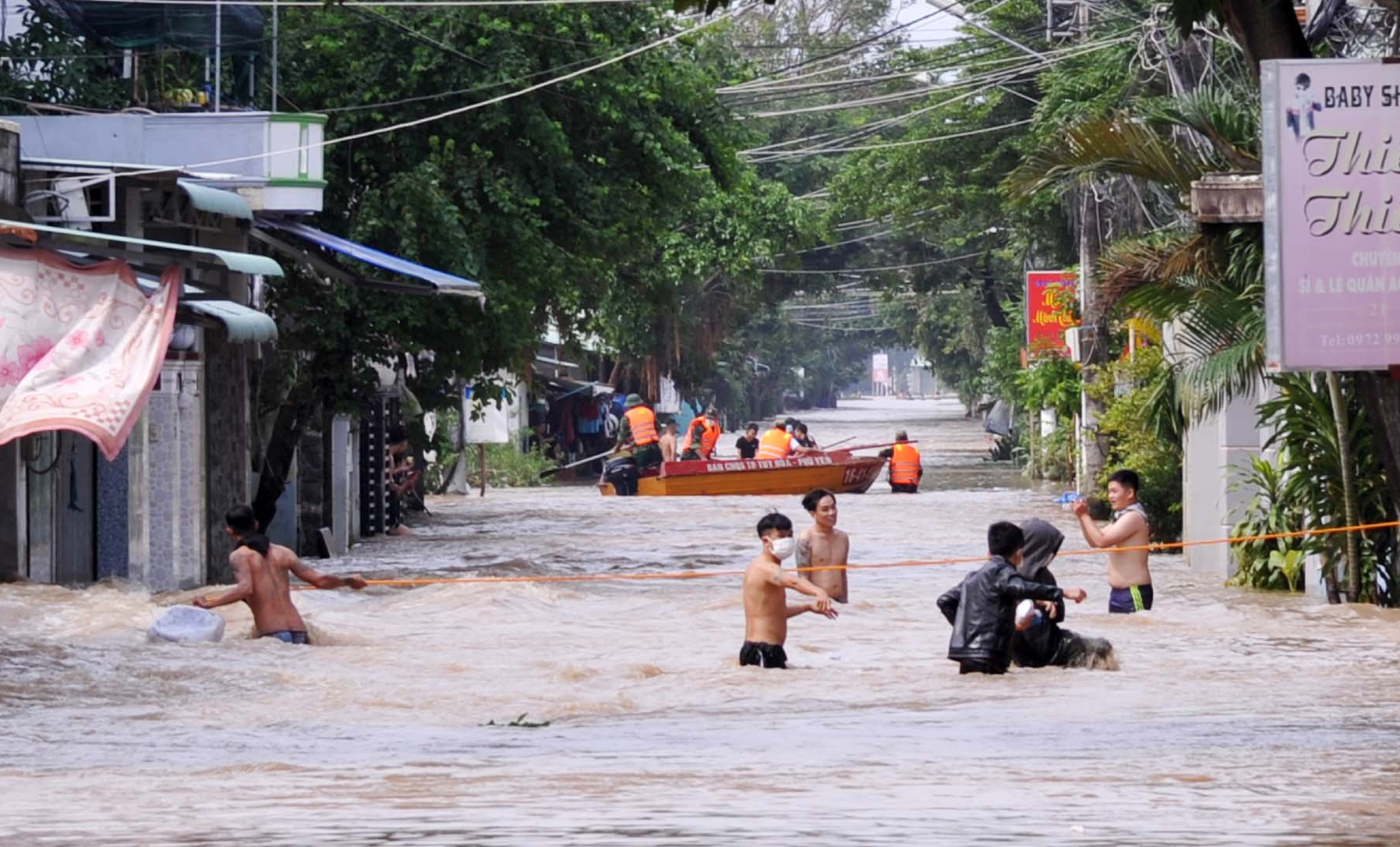 Đợt mưa lũ hồi tháng 11/2021, các hồ thủy lợi, thủy điện trên thượng nguồn sông Ba đồng loạt xả lũ khiến tỉnh Phú Yên chìm trong biển nước. Ảnh: KS.