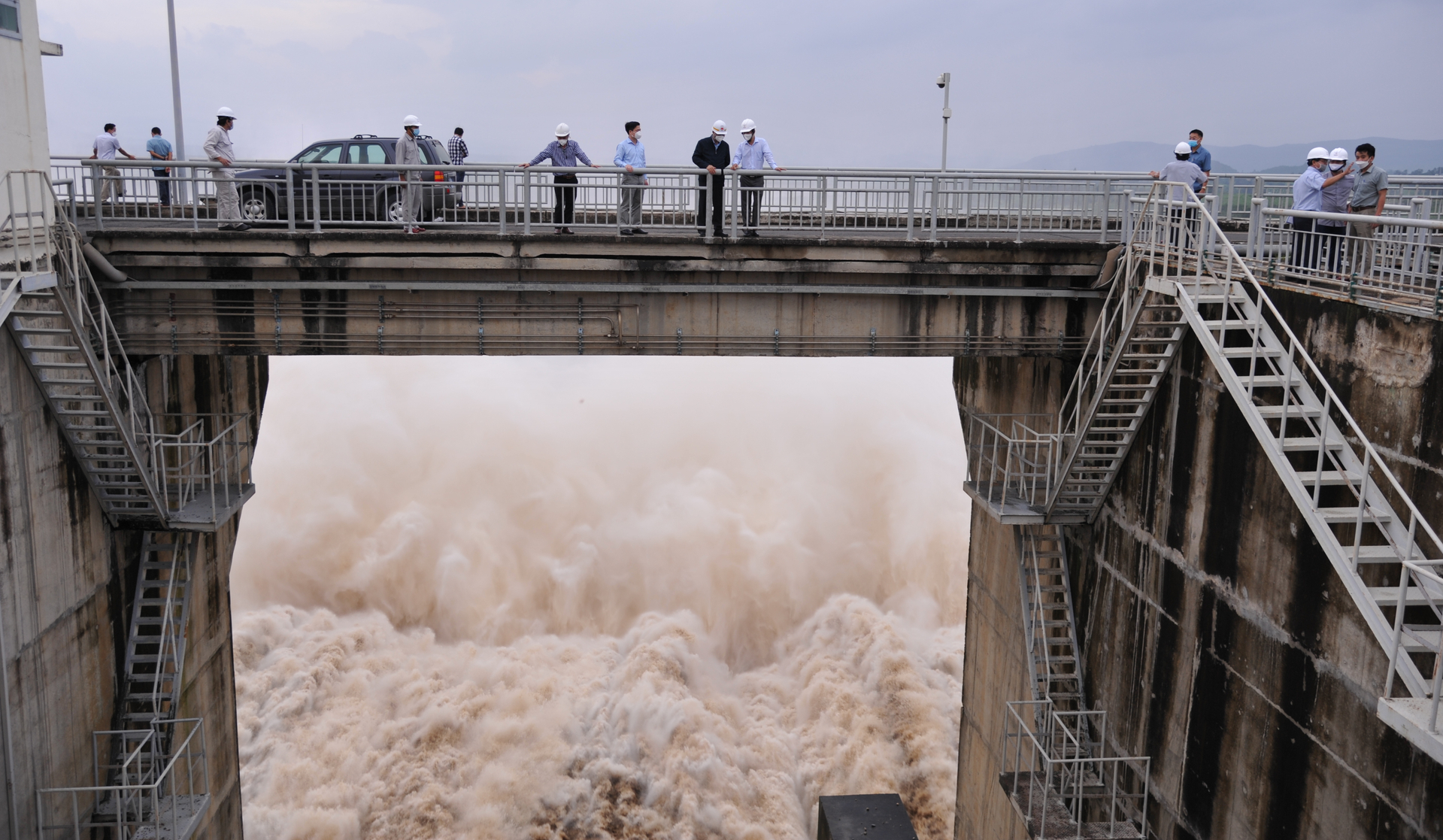 Để đảm bảo an toàn cho hạ du, ngành nông nghiệp Phú Yên và Khánh Hòa phối hợp vận hành điều tiết lũ các hồ chứa thủy lợi, thuỷ điện trên lưu vực sông Ba. Ảnh: KS.