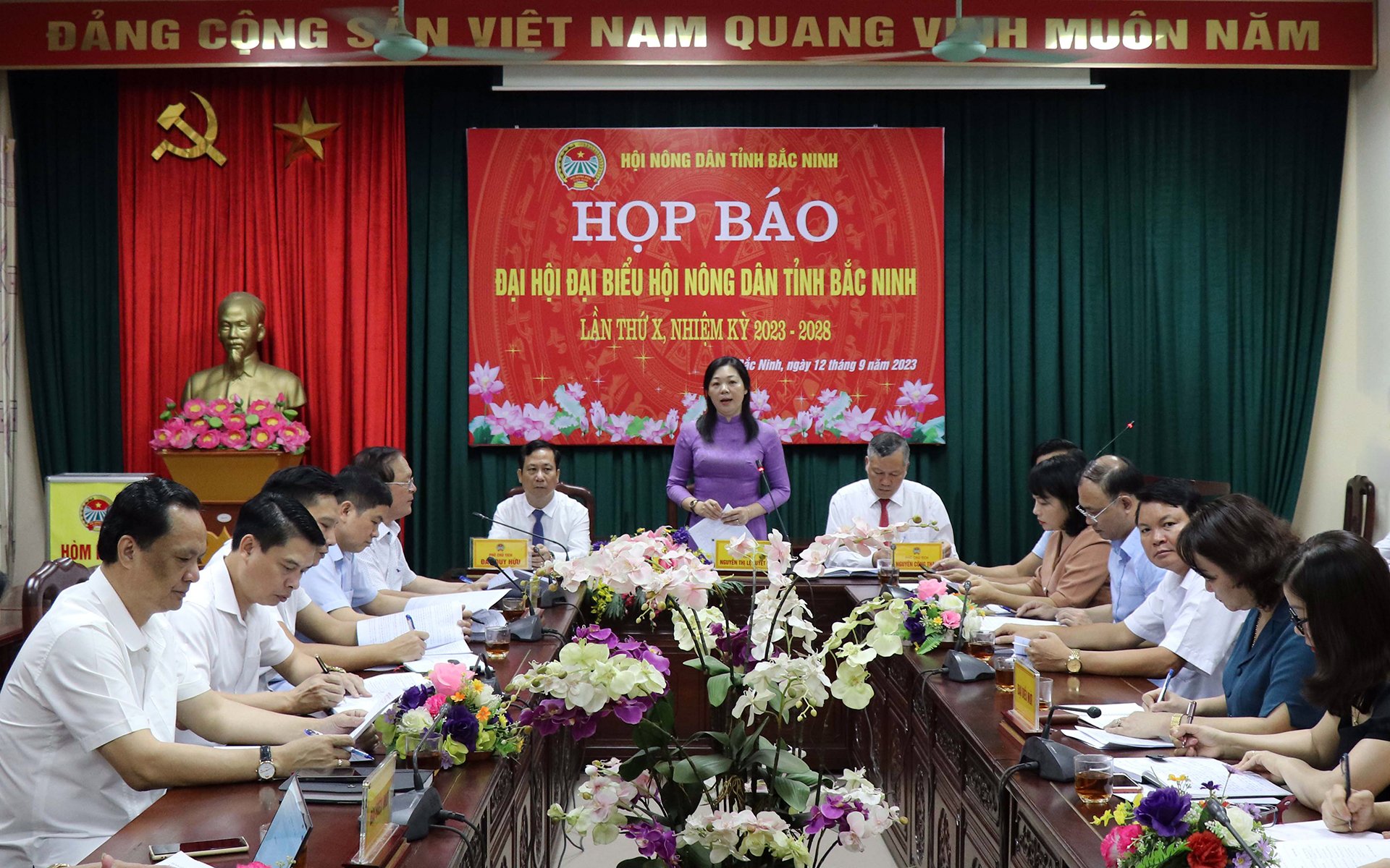 Bà Nguyễn Thị Lệ Tuyết, Chủ tịch Hội Nông dân tỉnh Bắc Ninh chủ trì buổi họp báo giới thiệu Đại hội đại biểu Hội Nông dân tỉnh Bắc Ninh lần thứ X.