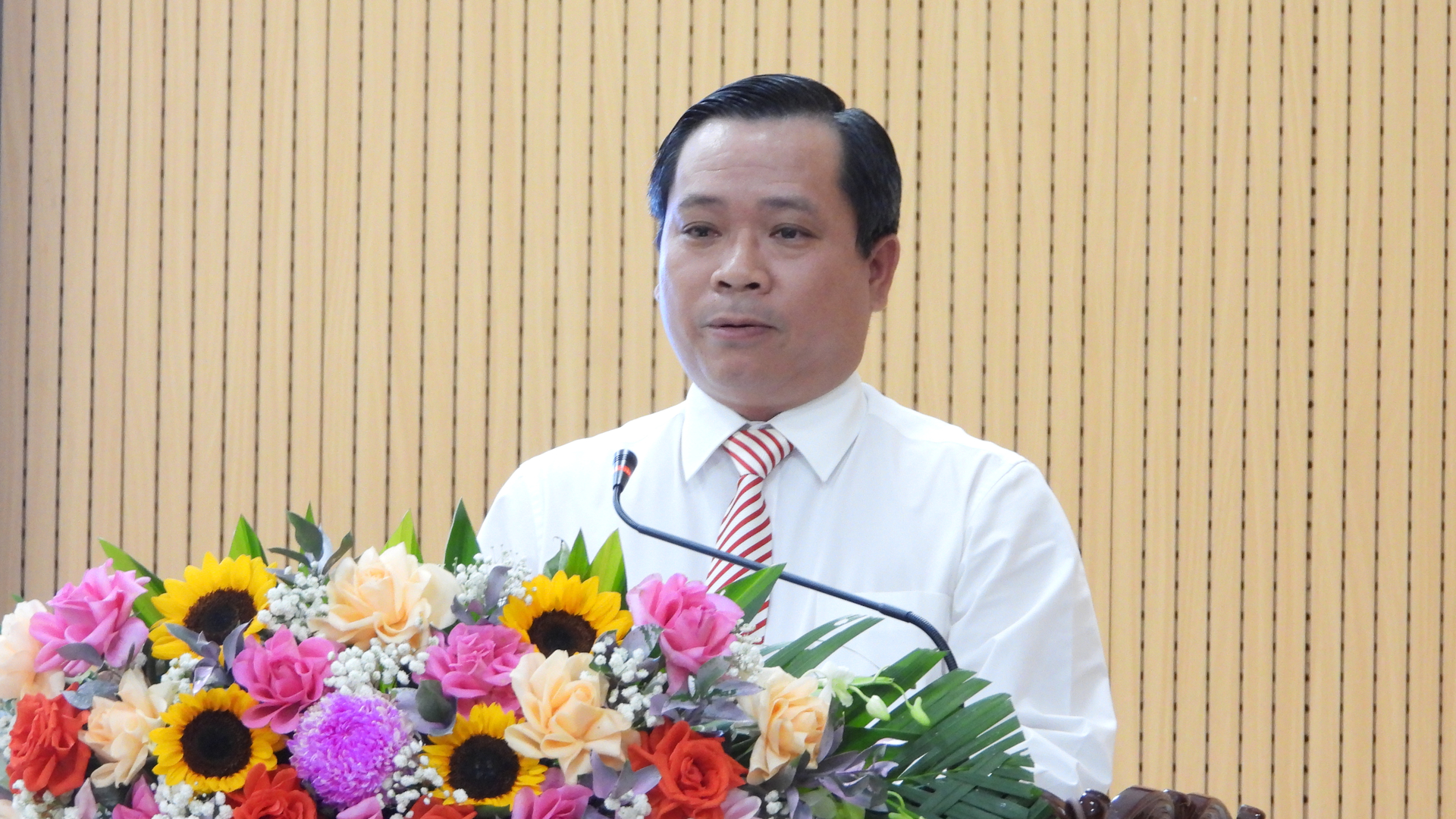 Chủ tịch UBND huyện Phú Giáo, ông Đoàn Văn Đồng chia sẻ tại hội thảo. Ảnh: Trần Trung.