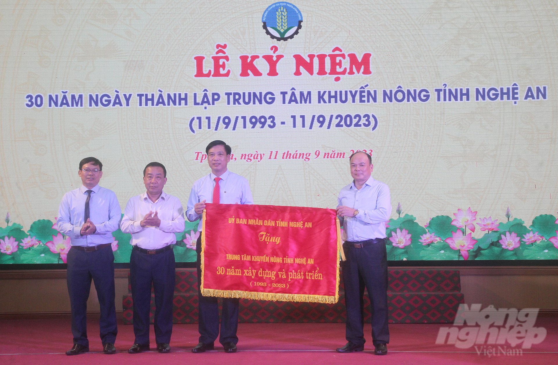 UBND tỉnh Nghệ An vinh danh Trung tâm Khuyến nông tỉnh đã có thành tích xuất sắc trong 30 năm xây dựng và phát triển. Ảnh: Việt Khánh.