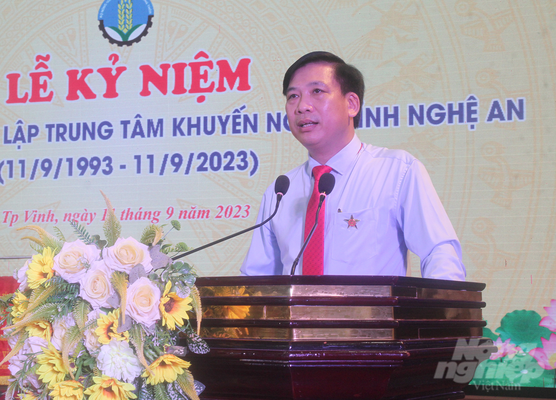 Ông Tạ Quang Sáng, Giám đốc Trung tâm Khuyến nông Nghệ An chia sẻ những dấu mốc quan trọng của đơn vị trong 30 năm phát triển. Ảnh: Việt Khánh.