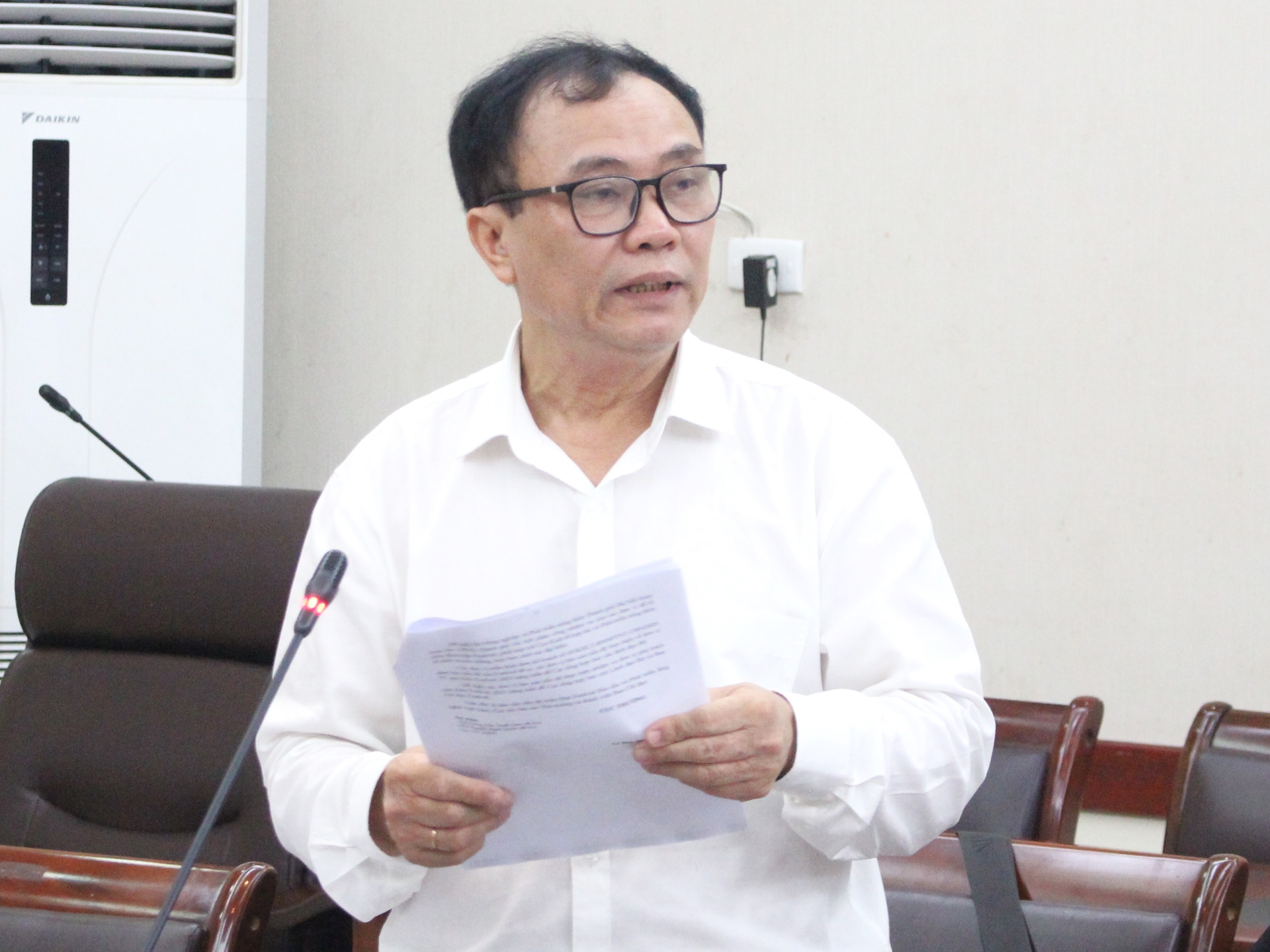 Mr. Le Duc Thinh, Director of the Department of Economic Cooperation and Rural Development, provided information regarding activities within the framework of the 2023 Conservation and Development Festival of Vietnamese Craft Villages. Photo: Trung Quan.