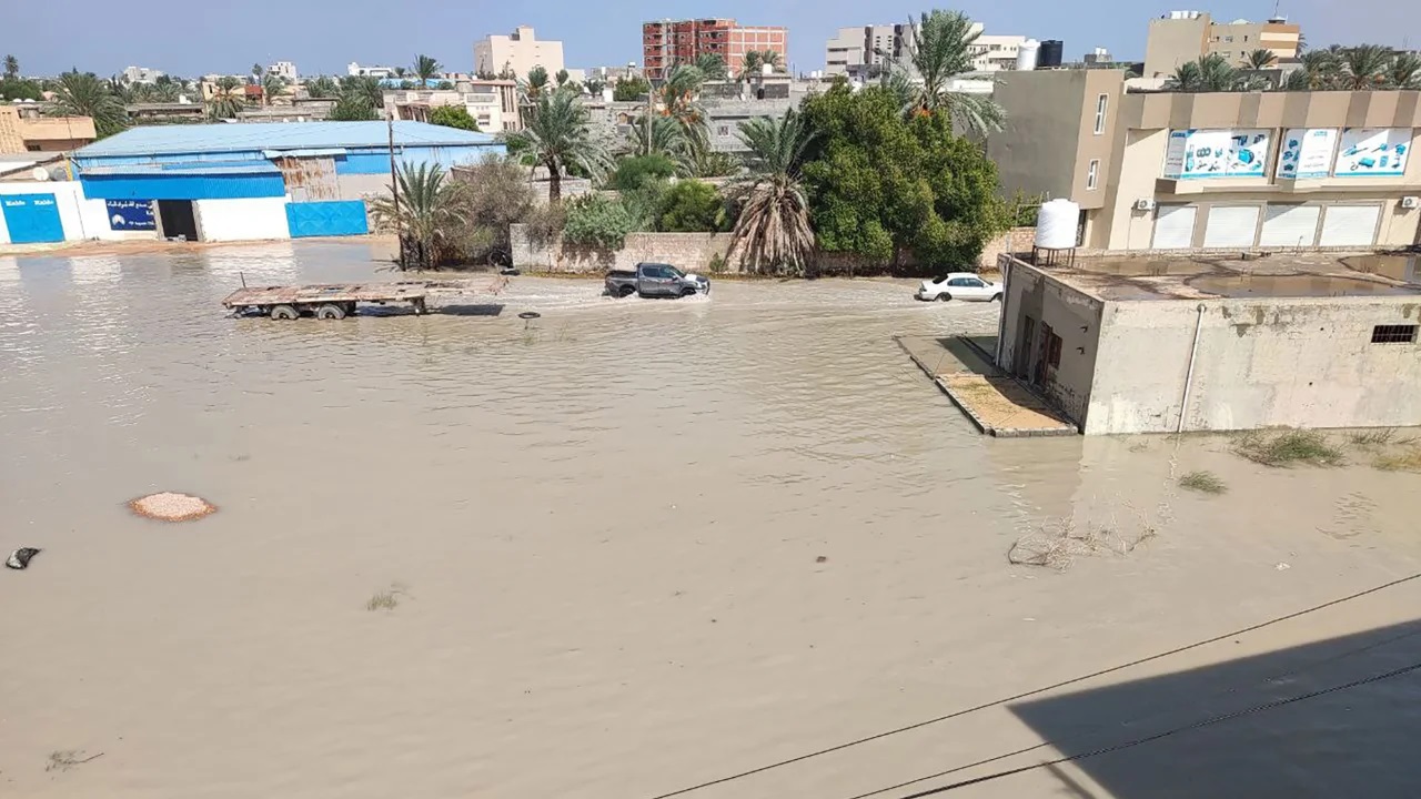 Khu dân cư ở Misrata, Libya, chìm trong biển nước hôm 11/9. Ảnh: Anadolu.
