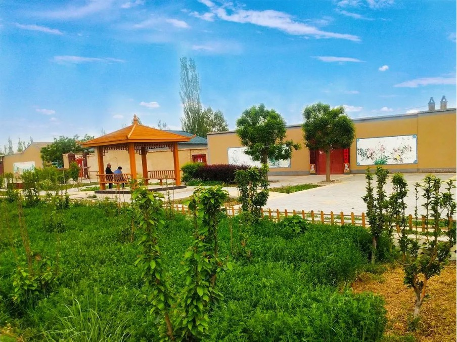 Công viên giải trí nhỏ làng Song Miếu, thị trấn Định Ninh, huyện Cổ Lãng, tỉnh Cam Túc.
