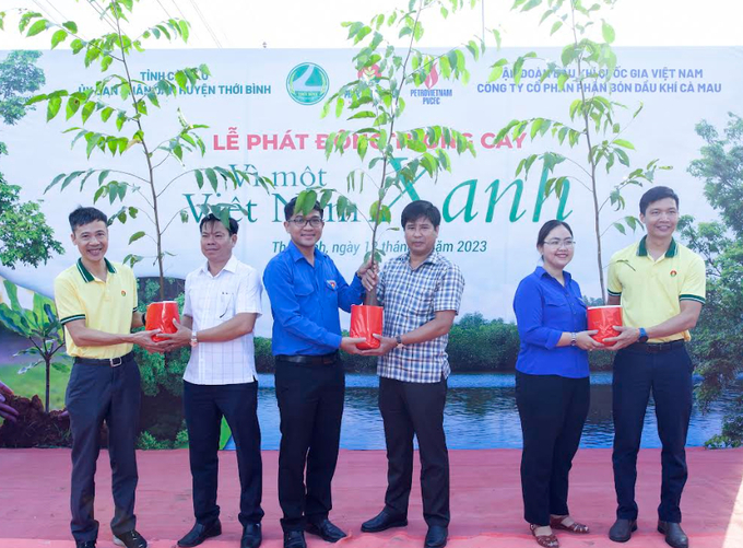 Ông Nguyễn Đức Hạnh - Thành viên HĐQT, Chủ tịch Công đoàn PVCFC (ngoài cùng bên trái) trao cây giống cho thanh niên huyện Thới Bình. Ảnh: PVCFC.
